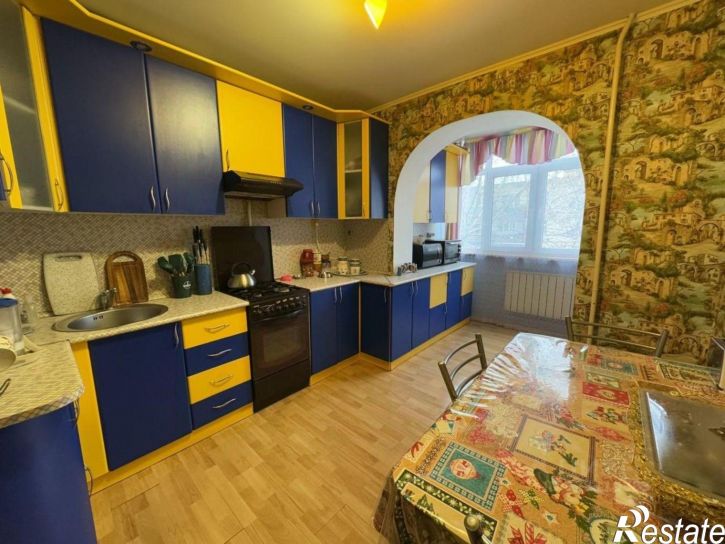 3-комн квартира 12-й микрорайон, 17