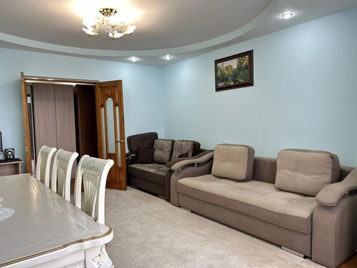 2-комн квартира улица Самбурова, 258