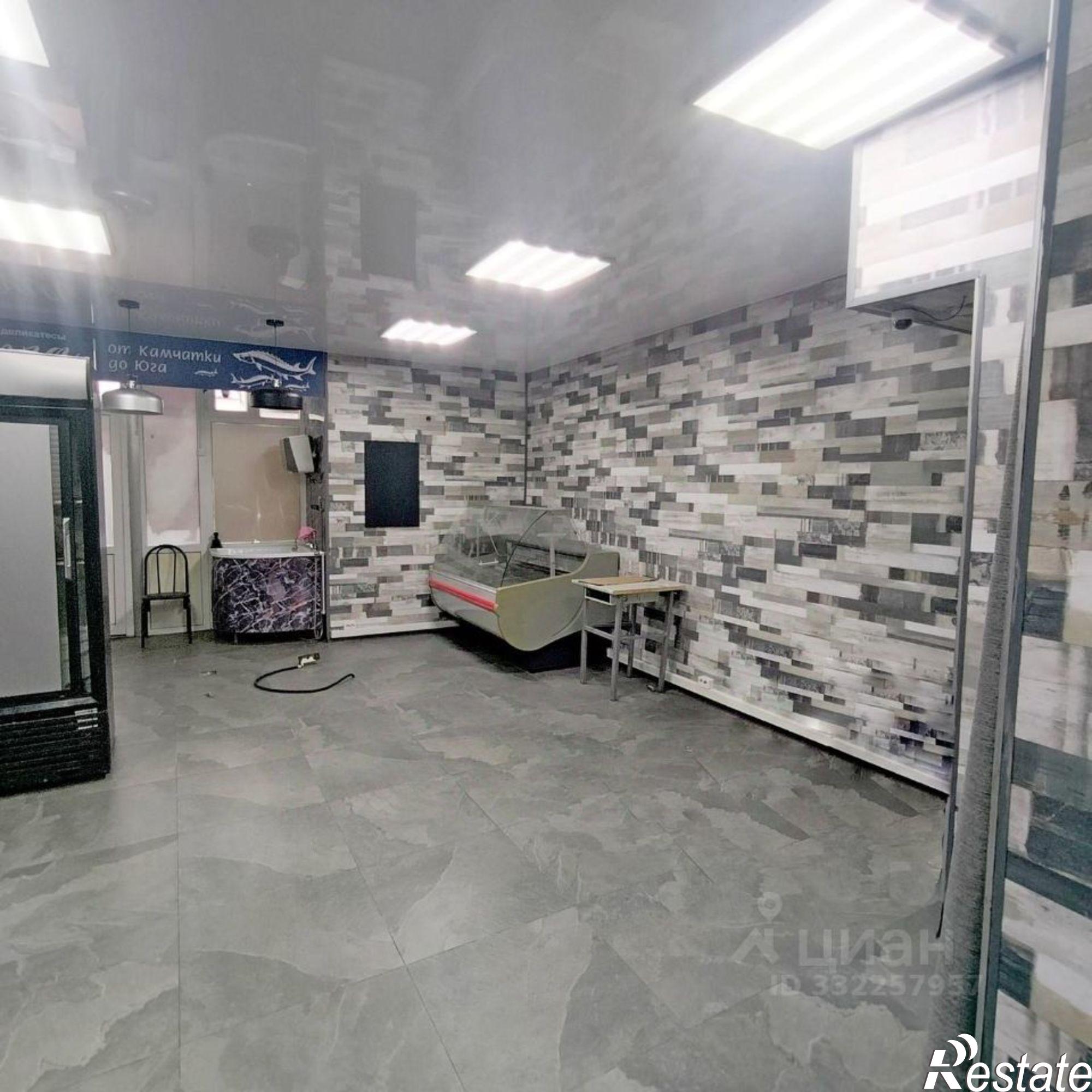 Купить торговое помещение за 4 200 010 рублей на ул Астраханская, 76/8