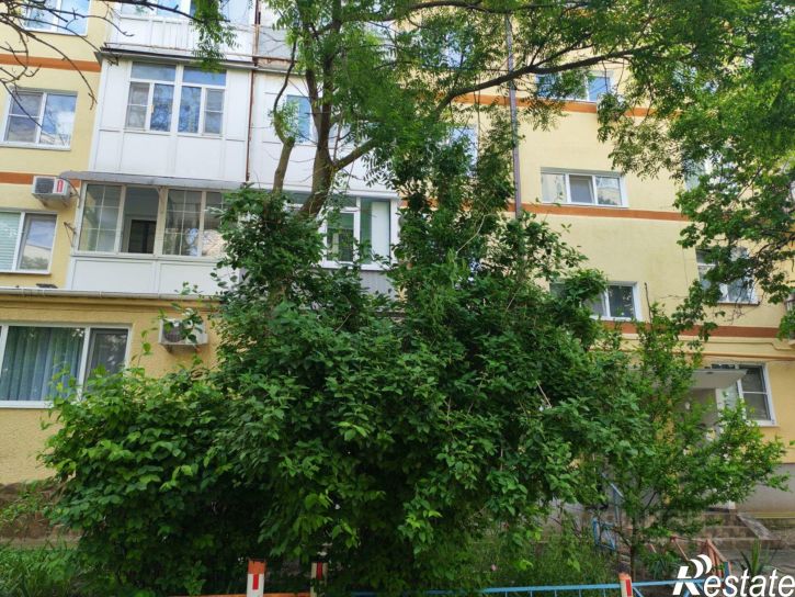 3-комн квартира 12-й микрорайон, 20